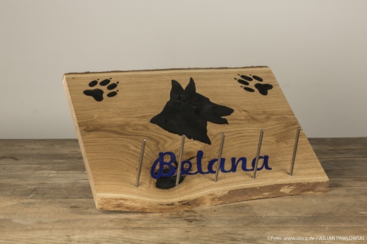 Personalisierte Hundegarderobe Belana aus Holz
